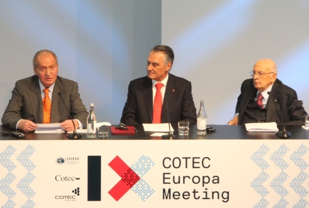 Su Majestad el Rey, durante su intervención en la clausura del IX Encuentro Cotec Europa, junto a los Presidentes de Portugal e Italia